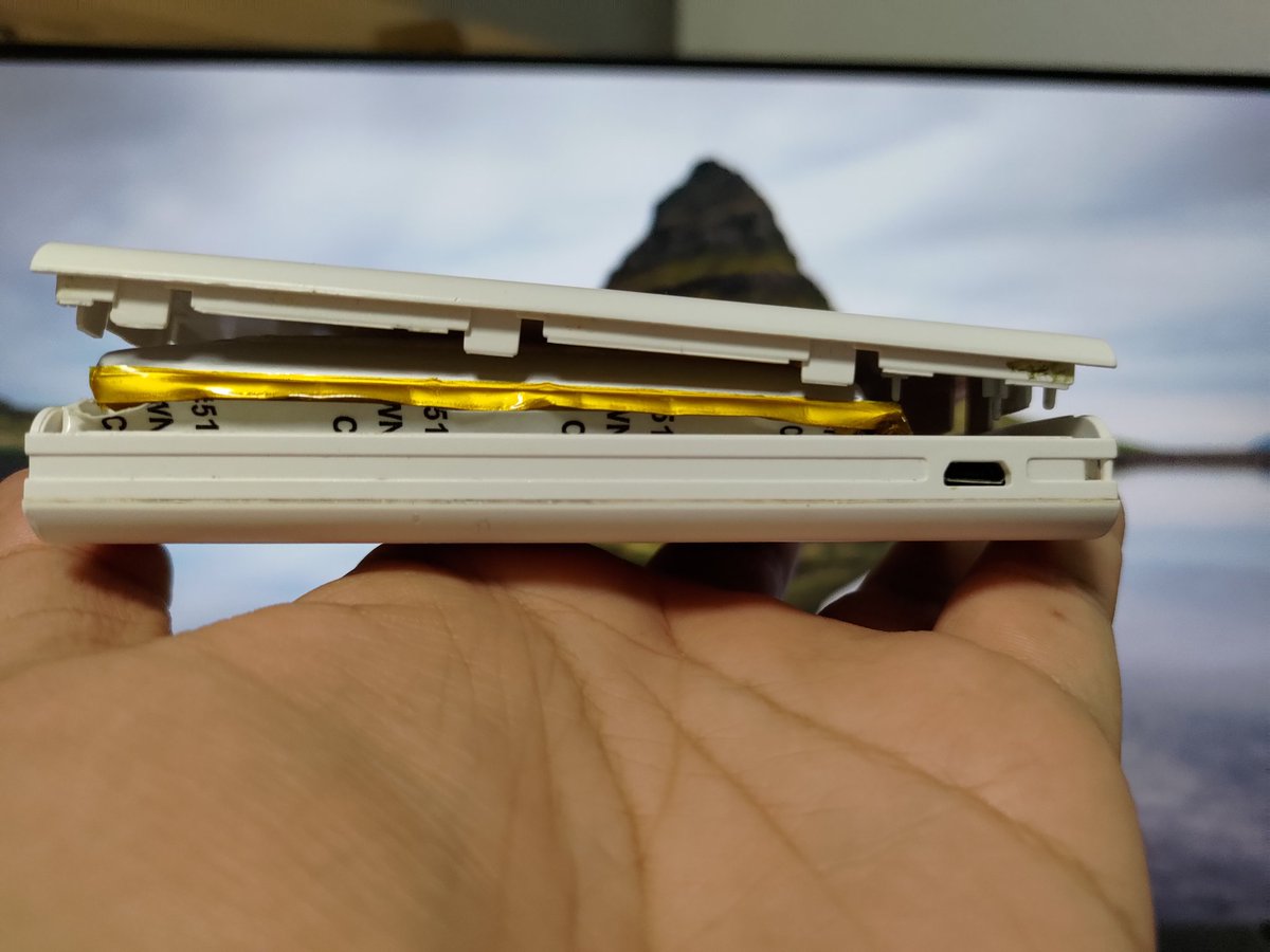 なんか #モバイルバッテリー のケースに隙間出てきたなとケースを開けてみたら結構なかんじでぶっくらに膨らんでおられた…リチウムイオンだし改修してくれそうなリサイクルBOXみつけて引き取ってもらわんとあかんなコレは…