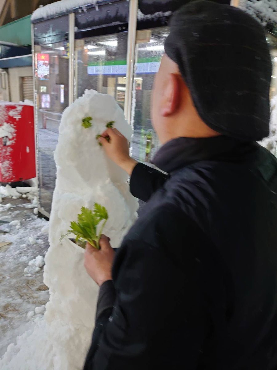 uyghurrose's tweet photo. 今日みたいに大雪降ったら故郷思い出します🥲🥲🥲新松戸駅前で雪だるま作りました😀😀 https://t.co/8juQDIRFza