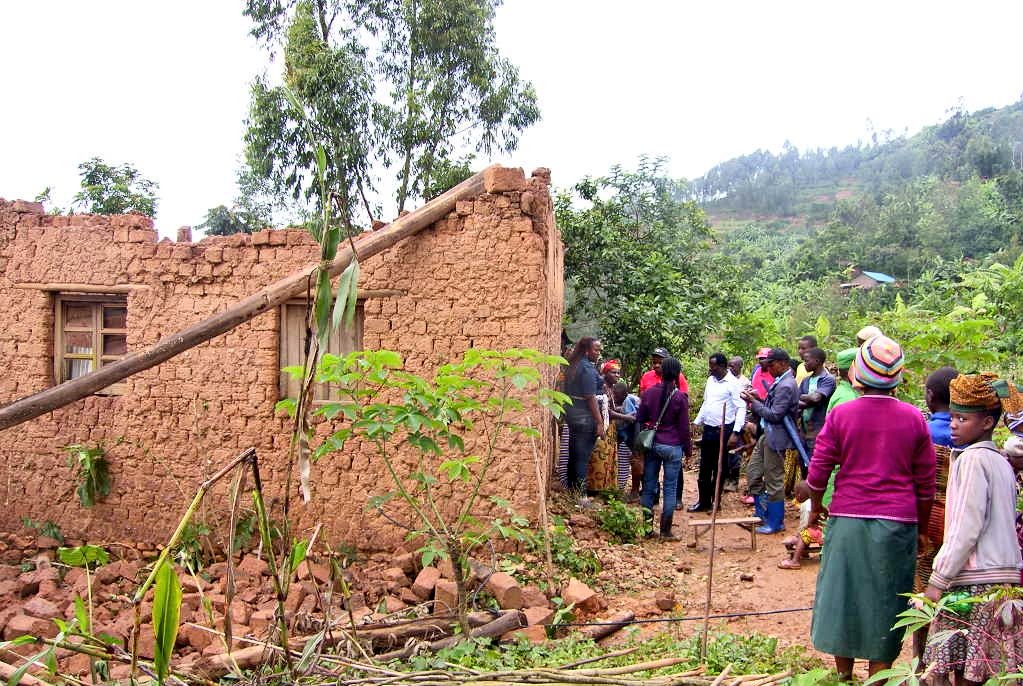 MusanzeDistrict's tweet photo. Umuyobozi w' Akarere Bwana Claudien NSENGIMANA yasuye umuturage Dancille NTAMAHUNGIRO utuye mu Murenge wa #Rwaza nyuma yuko igisenge cy' inzu ye kigurukanywe n' ibiza mu rukerera rwo kuri uyu wa mbere. Meya yamushyiriye matela n' ibindi bikoresho byiganjemo iby' isuku. https://t.co/ZV2MyrhHWn