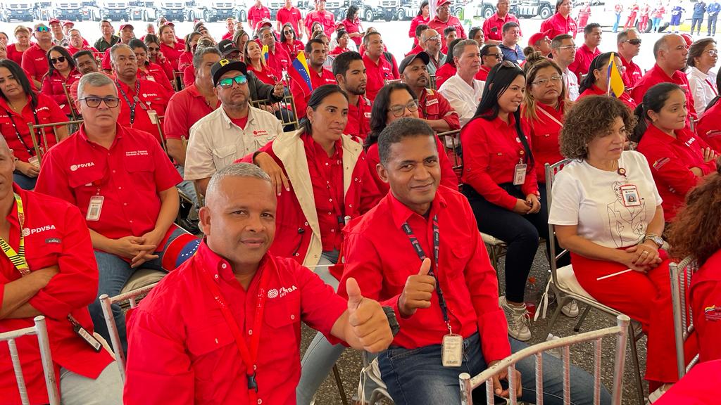 PDVSA's tweet photo. El ministro @TellecheaRuiz se dirigió a los trabajadores indicando que hoy el trabajador petrolero está produciendo, "hoy tenemos que celebrar que PDVSA esta renaciendo como lo instruyó el presidente @NicolasMaduro, ahora, ¡Vamos por más!". https://t.co/G64uiC9u5Q