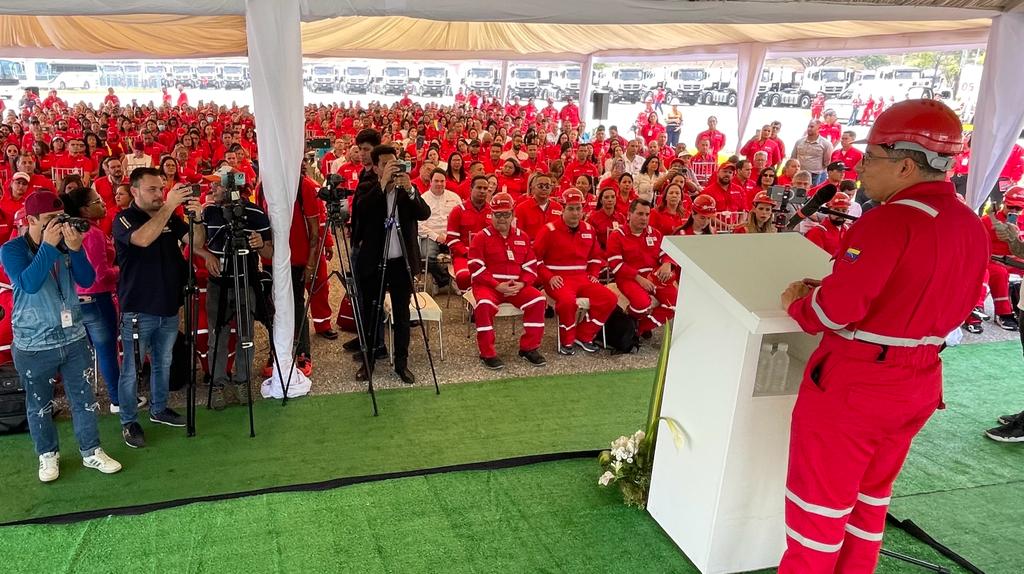 PDVSA's tweet photo. El ministro @TellecheaRuiz se dirigió a los trabajadores indicando que hoy el trabajador petrolero está produciendo, "hoy tenemos que celebrar que PDVSA esta renaciendo como lo instruyó el presidente @NicolasMaduro, ahora, ¡Vamos por más!". https://t.co/G64uiC9u5Q