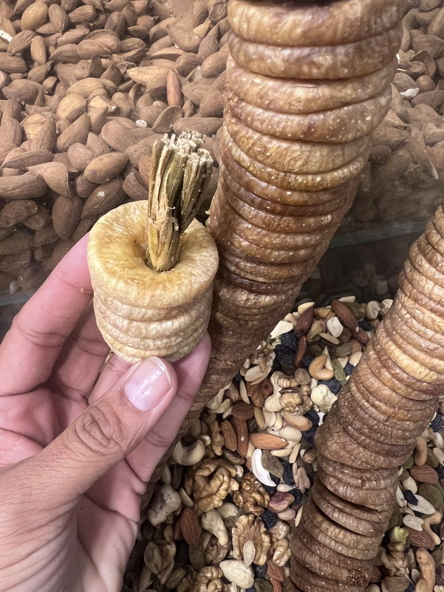 DONT 🛑 buy #white colored #figs, they are washed with #sulphur (shown on the left)
Choose #brown ones👌🏻 

Figs are loaded with #anti #inflammatory #oxidants 😋 

#getfitpakistan
#lifestylechange