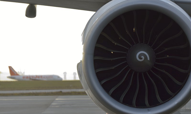 [#ChiffresClés 🔢] C'est le moteur civil le + vendu au monde avec 33 000 commandes, + de 600 opérateurs à travers le globe, et + d’1,2 milliard d’heures de vol... Il s'agit du #CFM56, qui équipe les avions court et moyen-courrier d’@Airbus et de @BoeingAirplanes❗🌎 ✈ #AvGeek