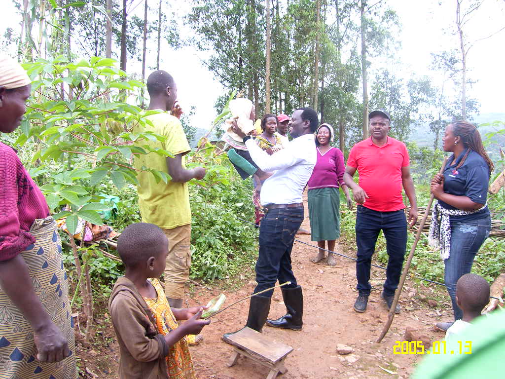 MusanzeDistrict's tweet photo. Meya yamusuye arikumwe n' Umuyobozi w' Ishami ry' Imibereho Myiza n' Umujyanama wa Komite Nyobozi , Umunyamabanga Nshingwabikorwa w' Umurenge wa #Rwaza n' inzego z' umutekano asiga yihanganishije  uwo muturage   anamwizeza isakaro ndetse n' ubundi bufasha azakenera. https://t.co/rOY3DfVxnY