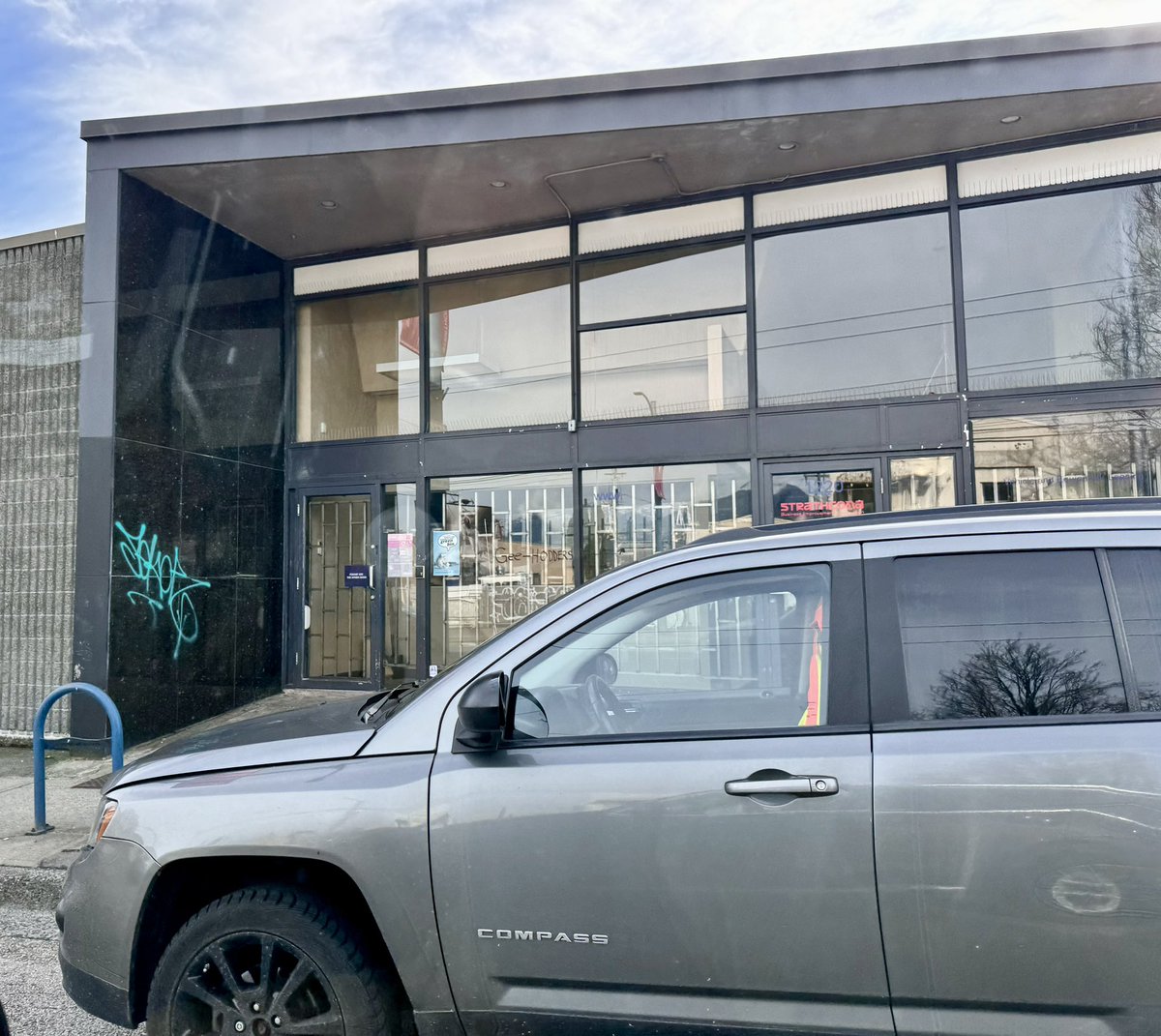 I drove through the neighborhood yesterday and it’s clear that @StrathconaBIA is officially losing the war on graffiti in Strathcona. I’ve always struggled with the concept that the city makes business owners responsible for dealing with an onslaught of graffiti. (1) #vanpoli
