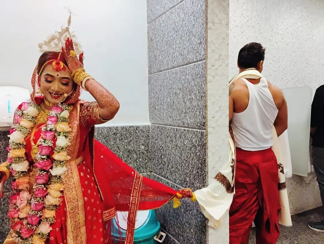 stanwar007's tweet photo. Typical Bengali Wedding be like 
Hum Sath Sath Hai ❤️👑
Keeping the promise that the bride and groom make towards each other at 7 phere (vows) 🔥
#Instagram #Facebook #Bengali #WestBengal https://t.co/Mf2nRqmcUQ
