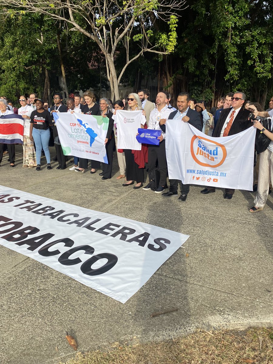 SaludJustaMx's tweet photo. Hoy protestamos durante la #COP10Tabaco en contra de las tabacaleras, en contra de una industria que mata a sus consumidores. ¡Alto a las tabacaleras! Tabaco no, vida sí. https://t.co/qNk7AOAPGQ