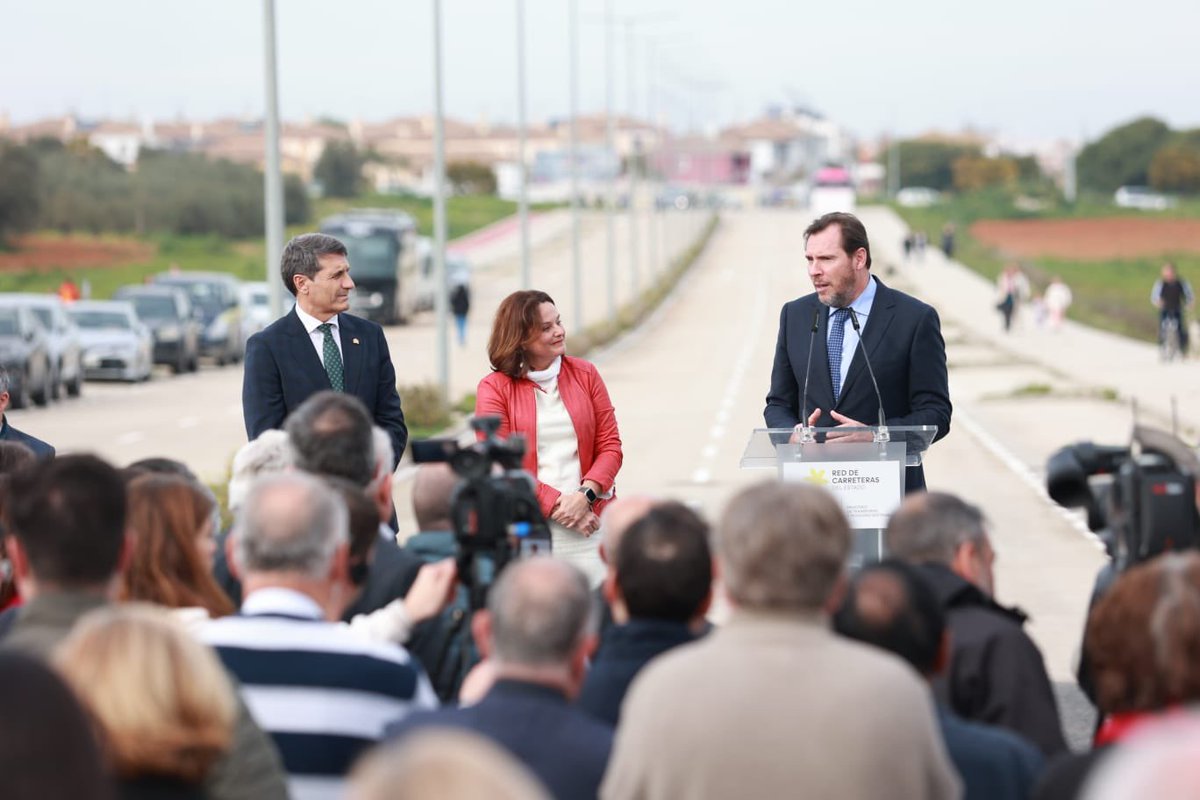 oscar_puente_'s tweet photo. Espartinas era el único municipio del área metropolitana de Sevilla sin acceso a la A-49. Hoy inauguramos el tramo que hace posible acabar con esa desventaja. El empuje de Cristina, su alcaldesa, ha sido clave para la consecución de este gran paso para esa localidad. https://t.co/iuJfggVIC9