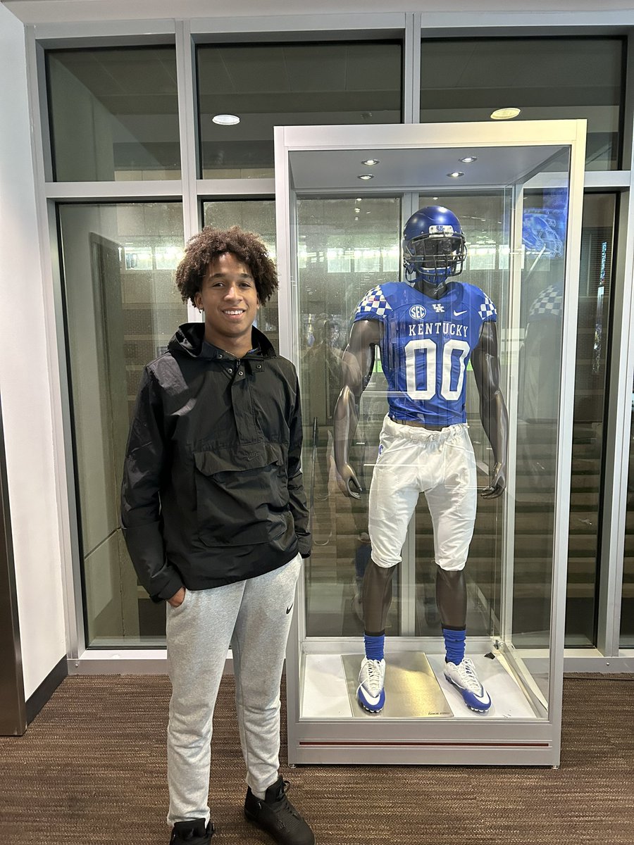 ando_mitchell's tweet photo. Blessed to receive another division 1 opportunity to further my academic and athletic career at the University of Kentucky! @Oakley_Watkins @CoachDCharles @vincemarrow @NevelsFitness https://t.co/mM5CzOA1xD