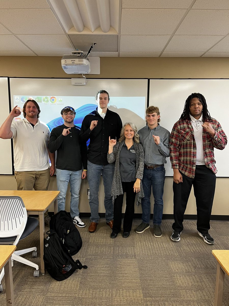 Jake_Carver76's tweet photo. #DressforSuccess @esuhornetsfb https://t.co/qdSZh8BvYg