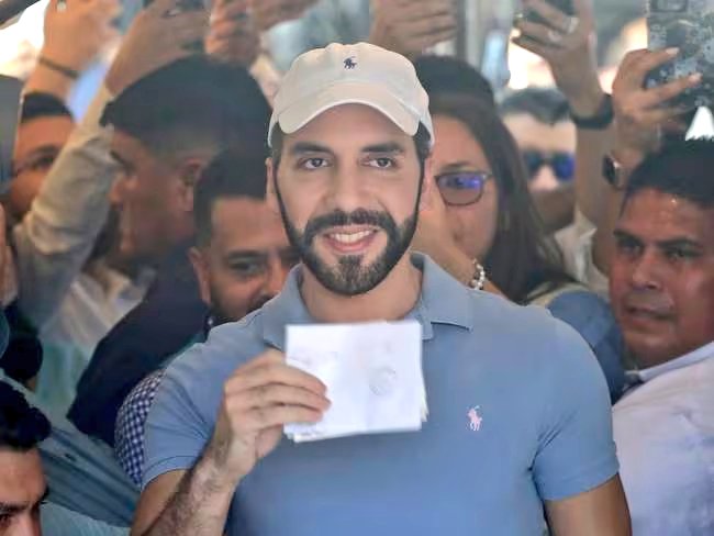 _Gelver_'s tweet photo. La derecha "brincando en una pata" porque Nayib Bukele ganó la presidencia de El Salvador por segunda vez consecutiva (reelección).
No digan nada pues si los colombianos queremos y votamos para que el presidente Gustavo Petro gobierne otros 4 años. 
Agárrense fuerte! https://t.co/Ca1x4G04bp