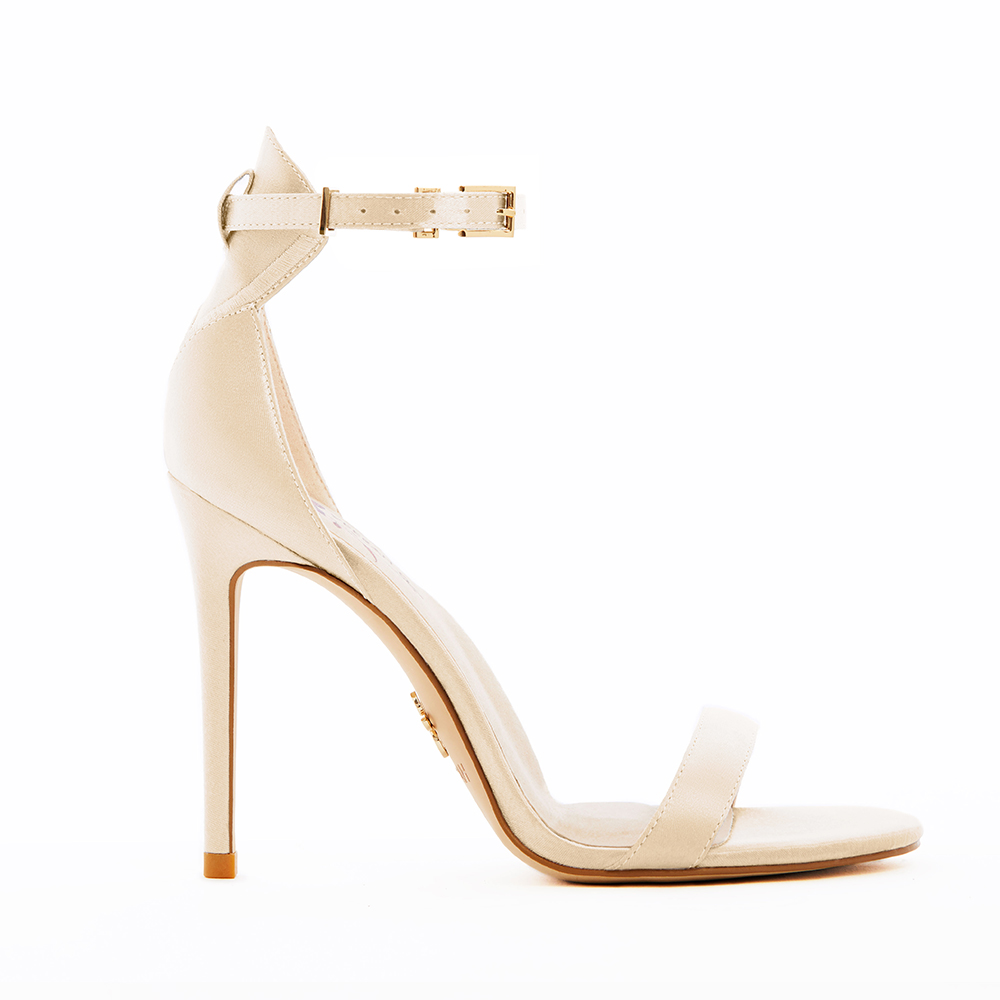 veerahofficial's tweet photo. A throwback GRAMMY-winning look with @AutumnRoweMusic in our Venus stiletto sandals. What were your favorite fashion looks last night? 💃 @RecordingAcad
#VEERAH
#VEERAHwarriors
#DoGoodLookIncredible
#veganheels
#sustainablefashion
#GRAMMYs
#AutumnRowe https://t.co/Dlwt0ezCfU
