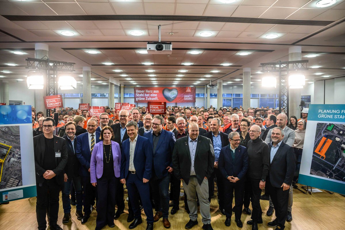 ArcelorMittalD's tweet photo. Robert Habeck hat heute eine Förderzusage für die Transformation an den #ArcelorMittal Standorten in Bremen und Eisenhüttenstadt gegeben. 1,3 Milliarden Euro für die geplanten Projekte - vorbehaltlich der Zustimmung durch die EU-Wettbewerbsbehörde.

https://t.co/eFT5l8gS2q https://t.co/2V2kAWMj0m