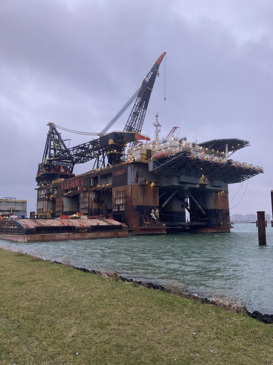 Hallo <a href="/technikjuli/">Juli</a> was gibt es besseres als ein Riesenkran oder ein Riesenschiff beider kombiniert. 
Thialf im Hafen von Rotterdam.