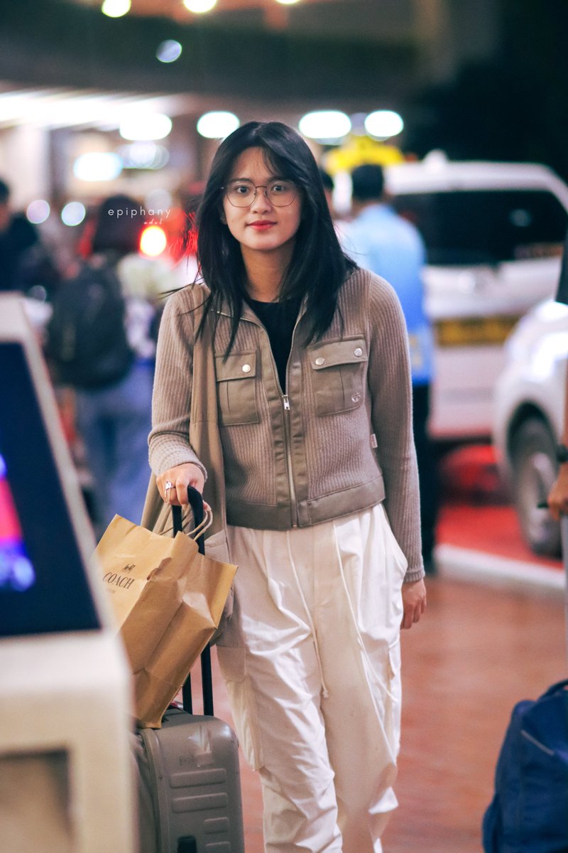 epiphany0714's tweet photo. 240205 CGK 🛬🇮🇩

haaiii 👋

#JKT48 #Adel #レファ #아델 #アデル #레바 https://t.co/HvXadwNYDc