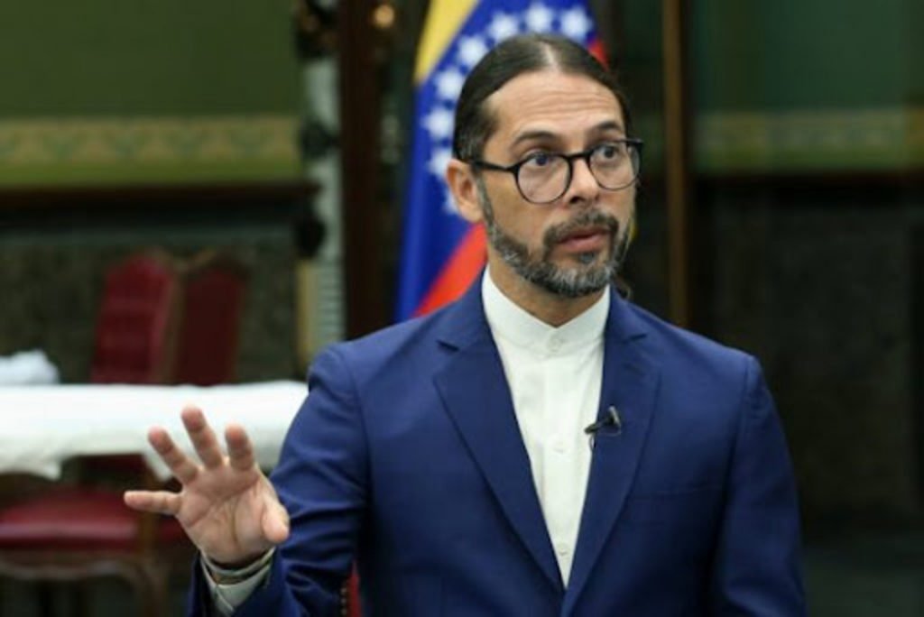 #NotiMippCI 📰🗞| Ministro Ñañez denuncia maniobra de tergiversación del discurso presidencial. Lea más ⏩acortar.link/cvB6n5
#ElEquipoGana