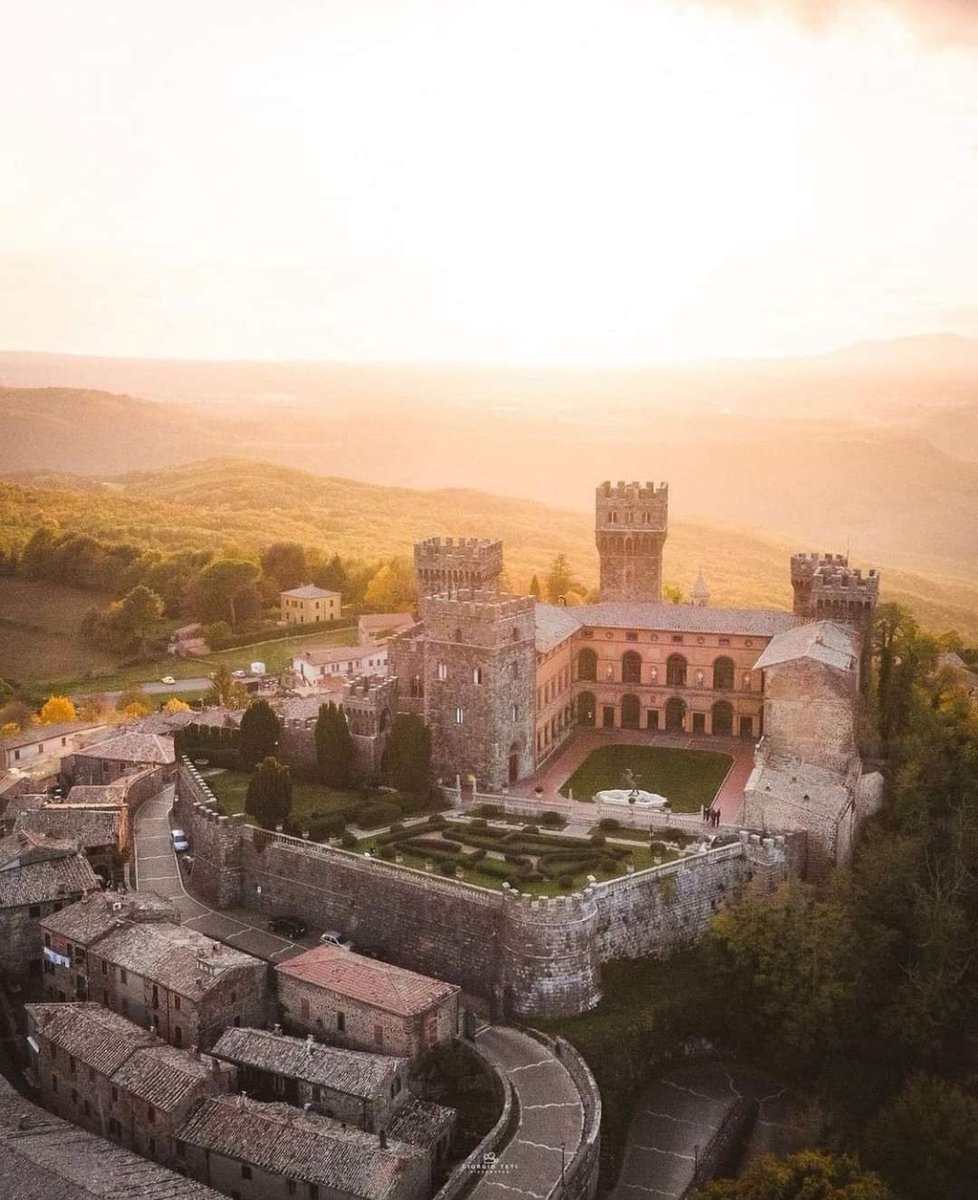 Serendipity0025's tweet image. Nel Castello di Torre Alfina vicino #Viterbo c'è un fantasma di nome Generoso. Questo spirito viene descritto come benevolo ma incline a scherzi.Molti sostengono che durante i giorni di nebbia si diverta a rendere il castello invisibile dal paese, aggiungendo un tocco di mistero.