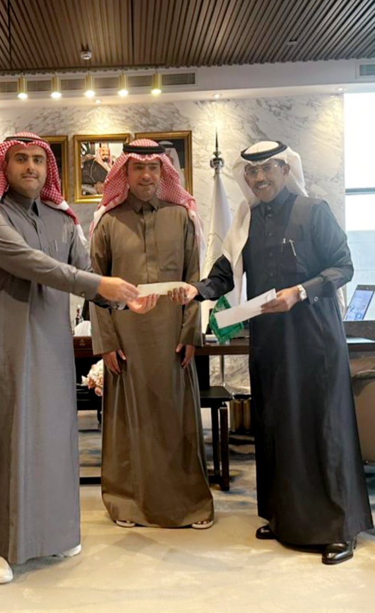 AzizbagBag's tweet photo. تشرفت اليوم بلقاء معالى وزير الشؤون البلدية والقروية والإسكان 
الأستاذ ماجد الحقيل .
وتم خلالها تقديم مبلغ عشره مليون ريال لصالح برنامج اكتتاب جود الاسكان .
@majedhogail 
@joodeskan 
 🇸🇦💚🇸🇦 
#جود_الاسكان https://t.co/d276mCNxnD