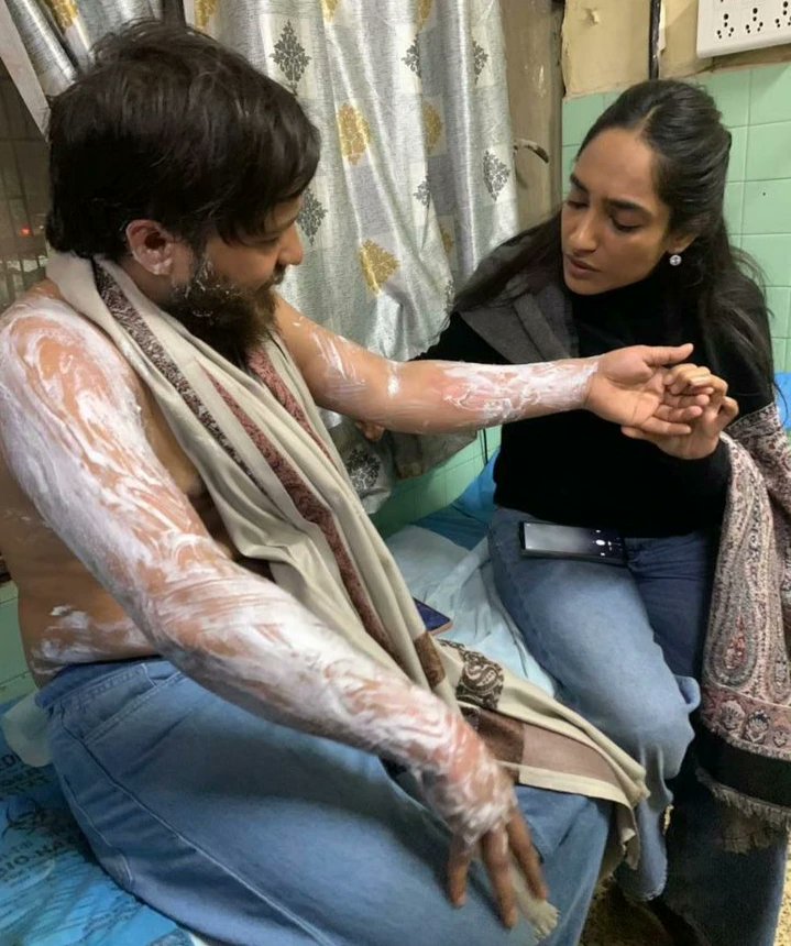 BhimArmyKerala's tweet photo. Disturbing news from Delhi University as BASF President Ashu Vidrohi survives a horrifying assassination attempt by alleged ABVP/RSS criminals. Attacked with a knife, doused in petrol, and set on fire, this brutal act is seen as retaliation for student protests led by BASF. https://t.co/dU828fDtIV