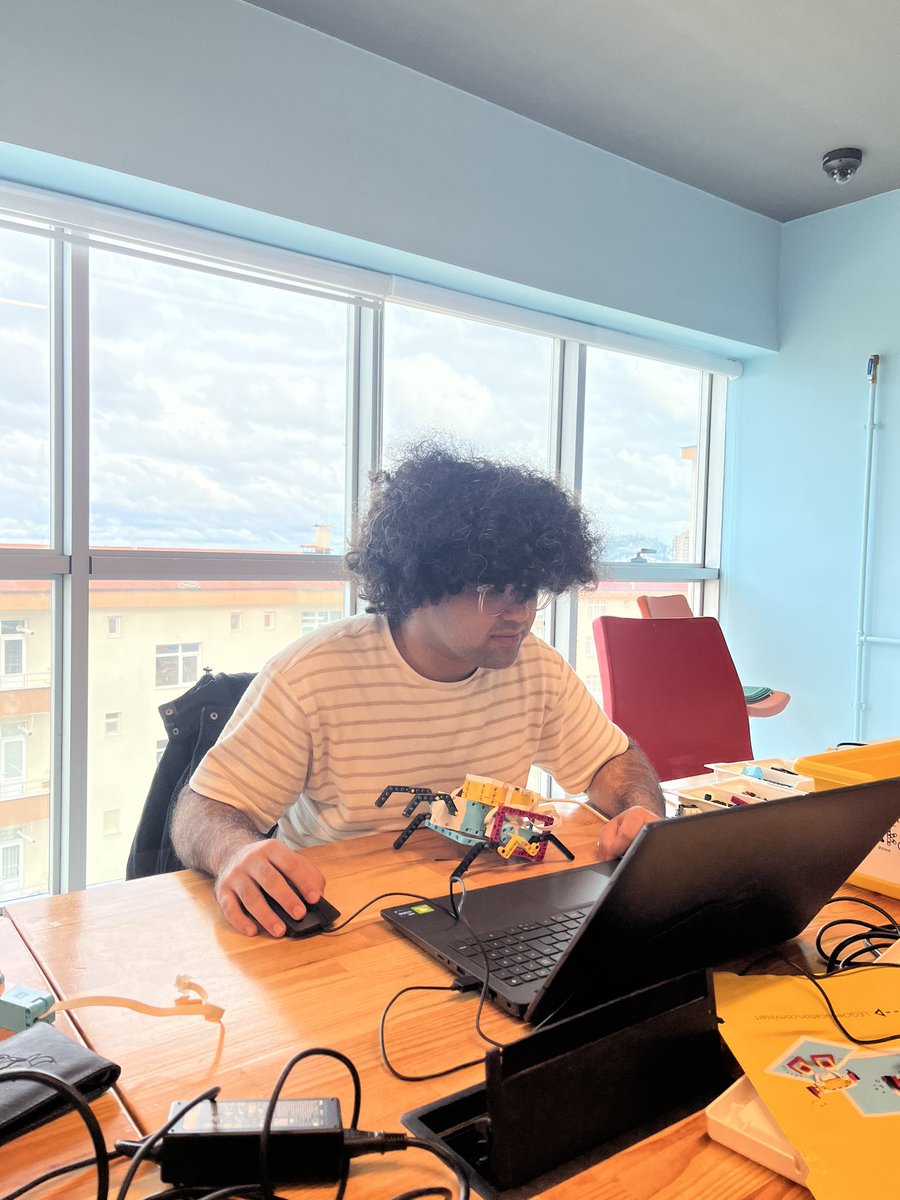 GSB_GiresunGM's tweet image. 🤖Öğreniyor, Üretiyor ve Tasarlıyoruz🤓
Gençlerimiz eğlenceli öğrenme araçları ile hem #RobotikKodlama Eğitimi alıyor hem de kendi robotlarını yapmayı öğreniyorlar.🧑🏻💻👩🏻💻👾🦾
#GiresunGençlikMerkezi