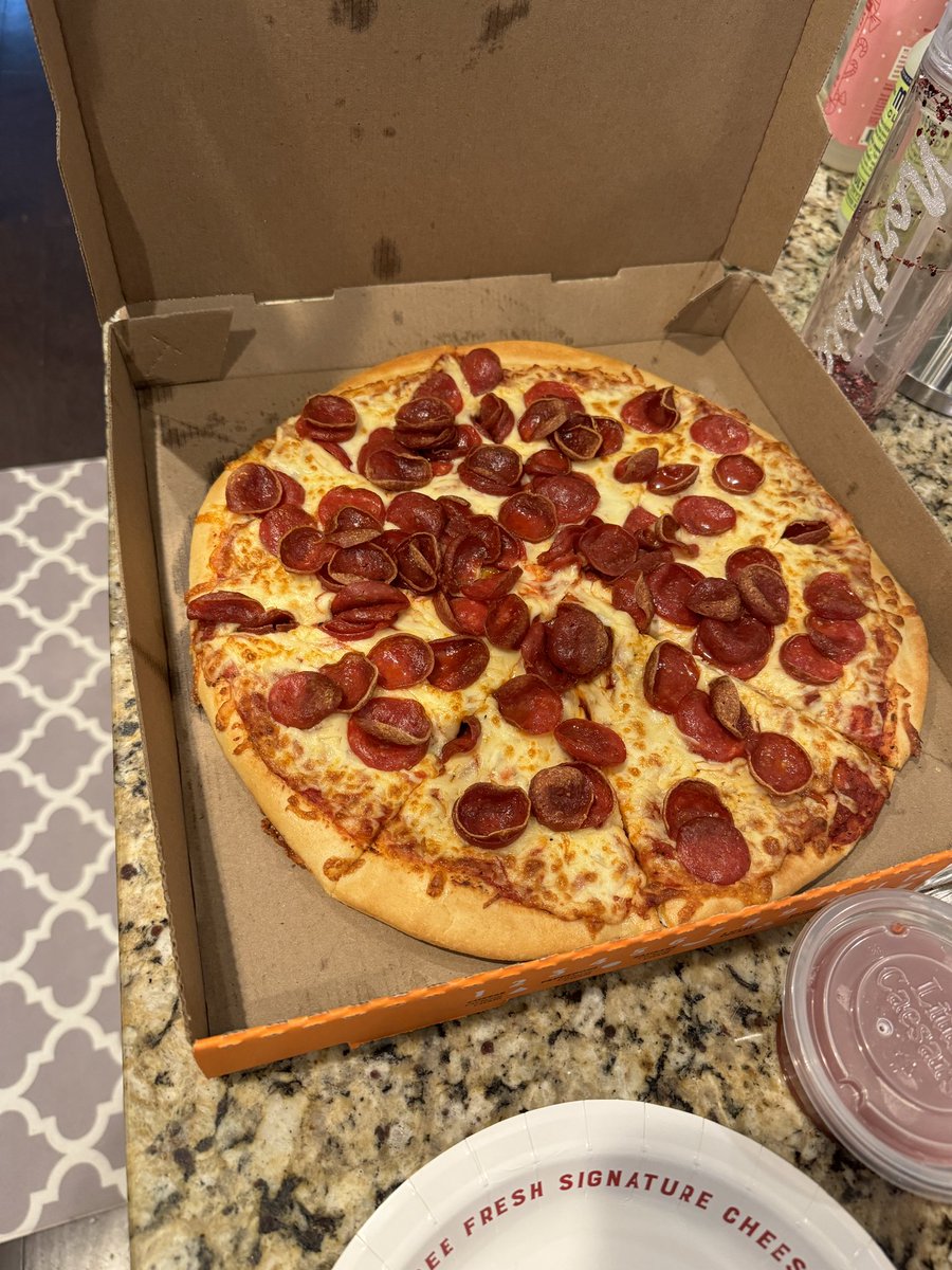 What I ordered vs. What I got.  <a href="/littlecaesars/">Little Caesars Pizza</a> Imma need a refund.