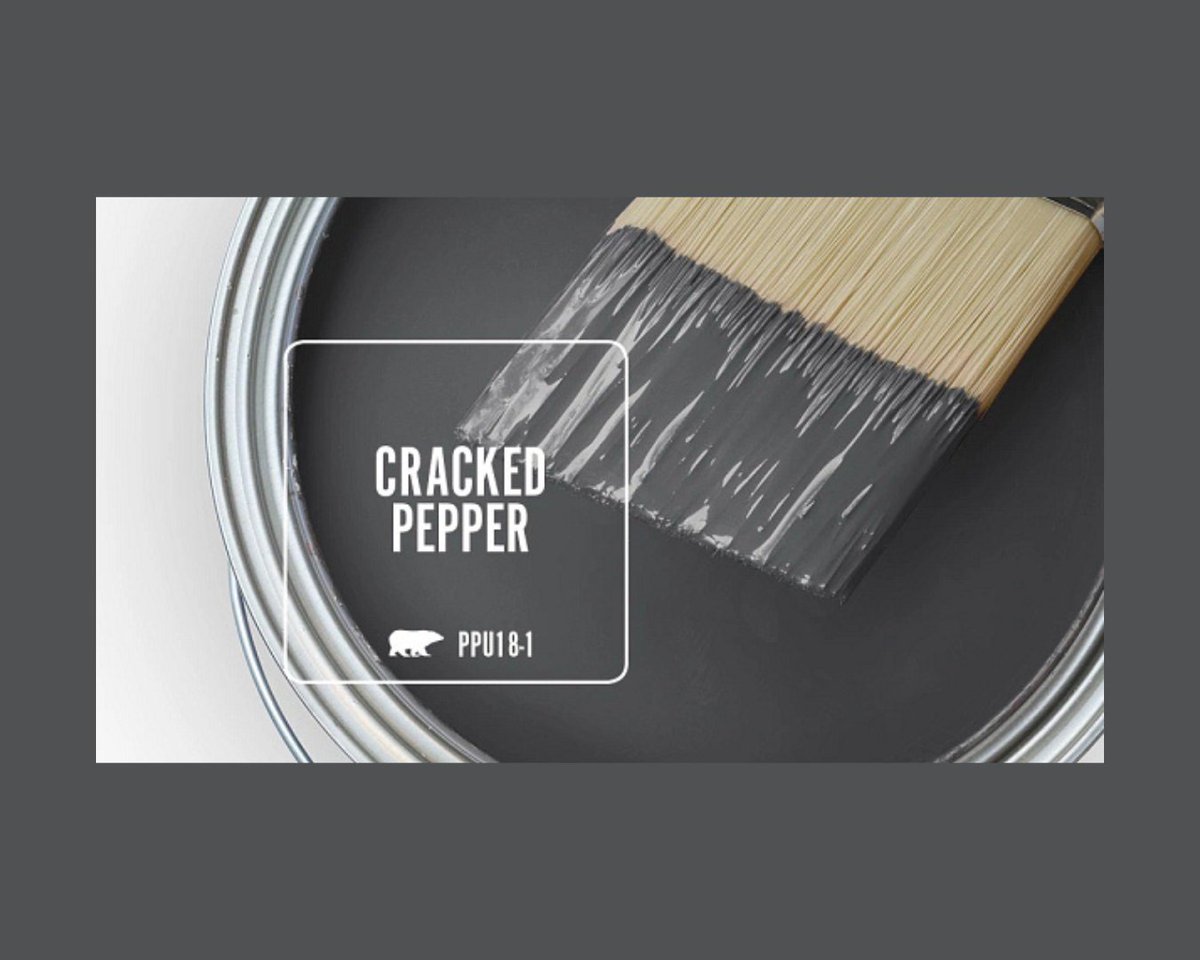 Interior Design Series: Styling with Colors of the Year 🎨 
First up, @BehrPaint “Cracked Pepper,” a soft black that awakens furnishings and decor while uplifting the uniquely dark grain in flooring options like Amorim Cork Inspire 700 HRT in Traces Chestnut.
