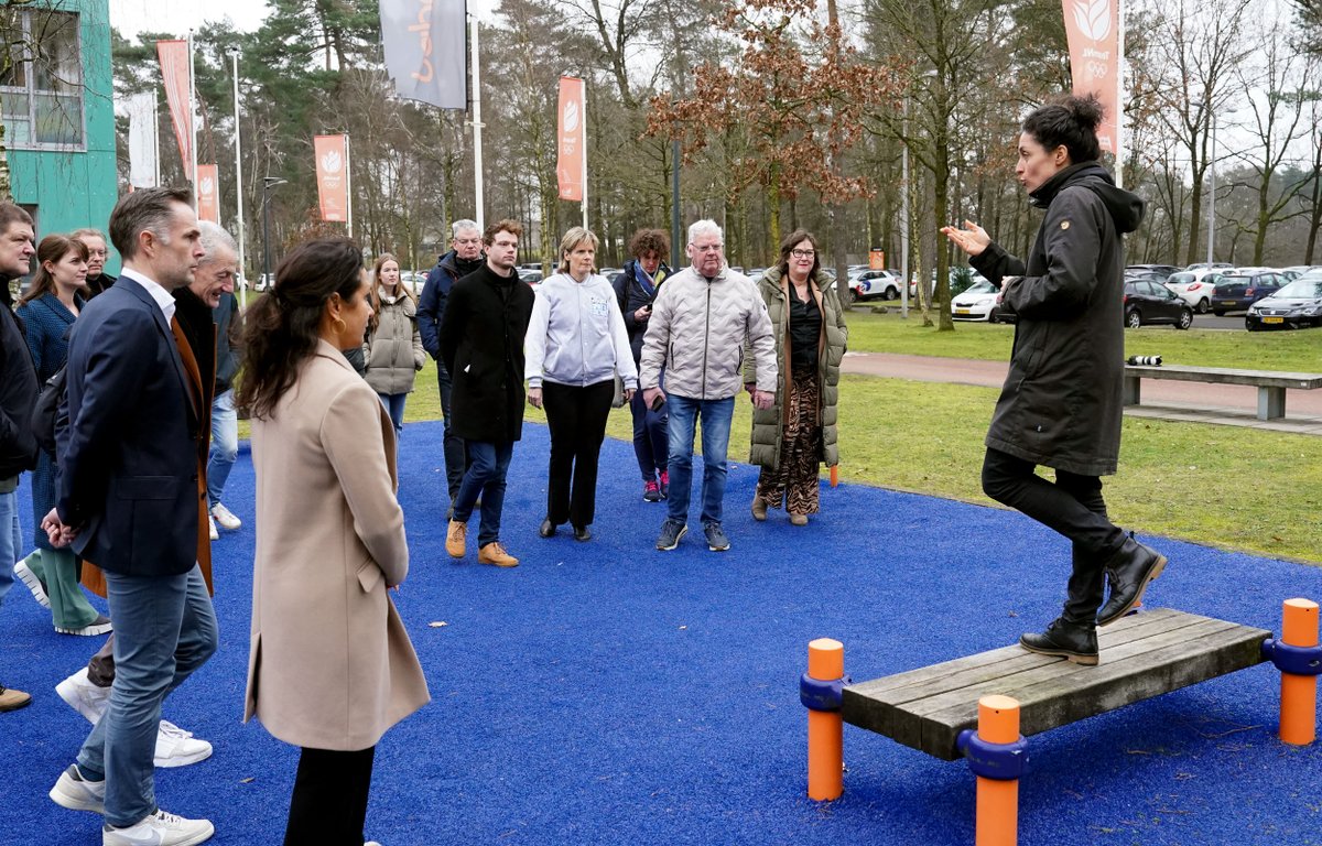 goedinbewegen's tweet photo. 📸Terugblik bezoek Statenleden #Gelderland en @HelgaWitjes @GelderlandSport aan #OpPapendal. Mooie samenwerking met @TopsportGLD, @nocnsf en @HANSportBewegen
#sport #bewegen #trends #spelmaker #politiek #sportgaatnietvanzelf https://t.co/D9qAjEKnu9