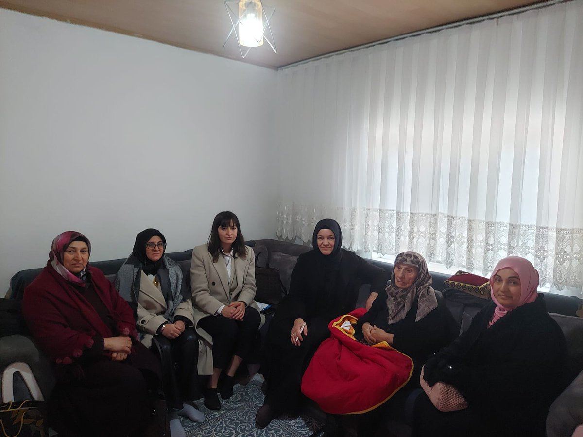 akturhal6060's tweet photo. Biz AK Parti Kadın Kolları olarak #BizBüyükBirAileyiz https://t.co/OAGKQe7CgN