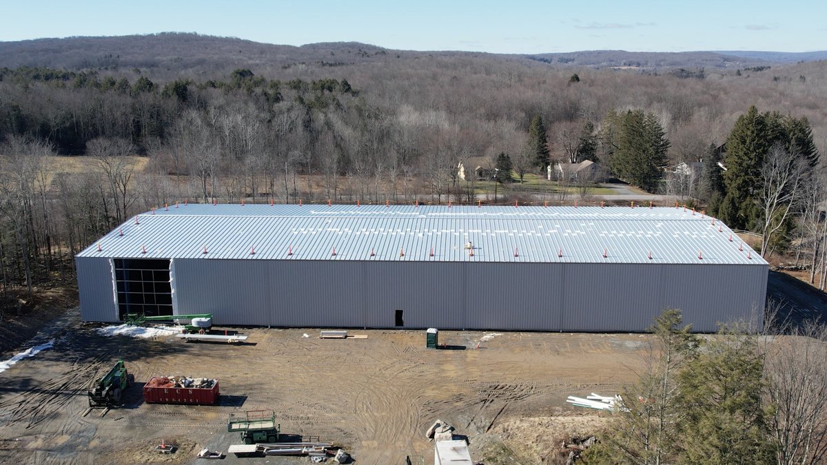 SterlingBizTech's tweet photo. Latest photos of the Building on Lot 3 at the Sterling Biz  &amp; Tech Park. 33,600 SF, clear span, height at the eaves 24', floor level loading docks, 100 parking spaces. Ready this Spring. KOZ &amp; KIZ property. Exit 17 on I-84, 20 mins to Scranton, 2 hrs to NYC. Building is For Sale. https://t.co/W6Zd9Syaud