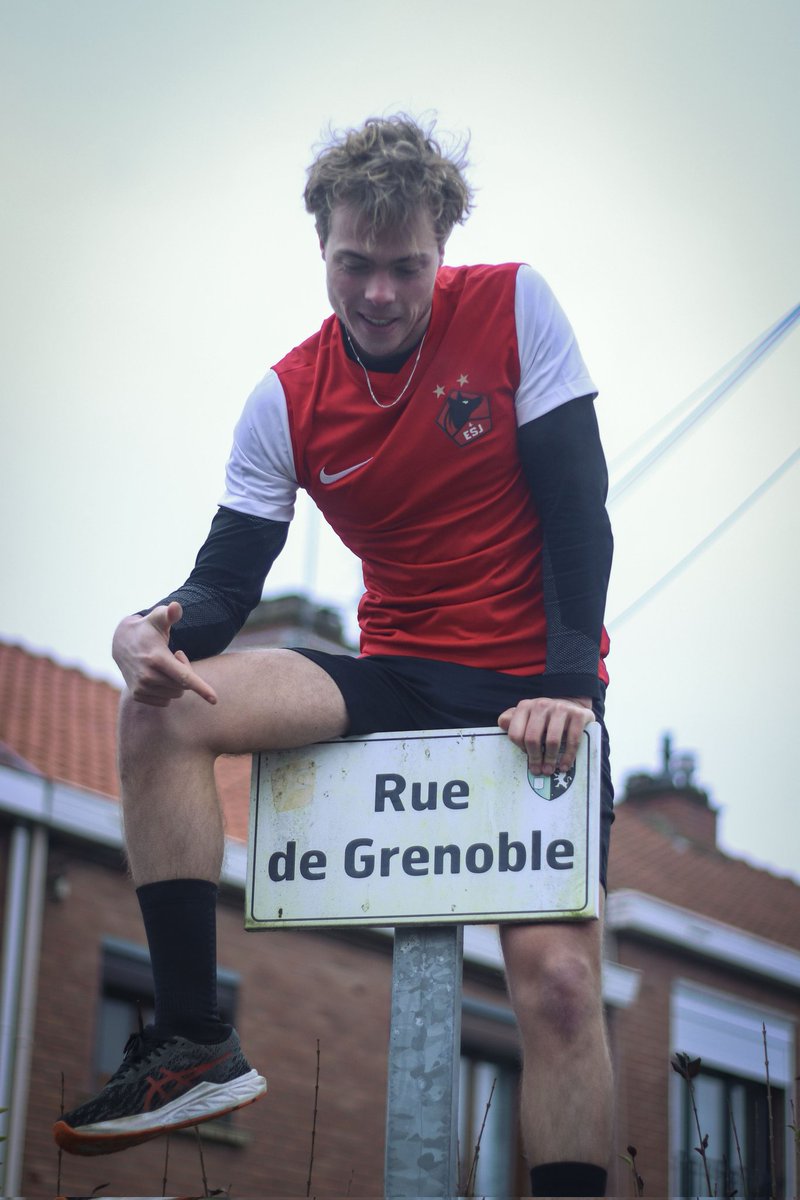 À Faches Thumesnil, ils ont légué leur trophée à l’EJDG. Parviendront-ils à le récupérer ? Lisa Morison et Noé Bente sont les capitaines de <a href="/ESJ_United/">Dark Foxes ⭐️⭐️</a> 🔴
Crédit photo : Matteo Vivier