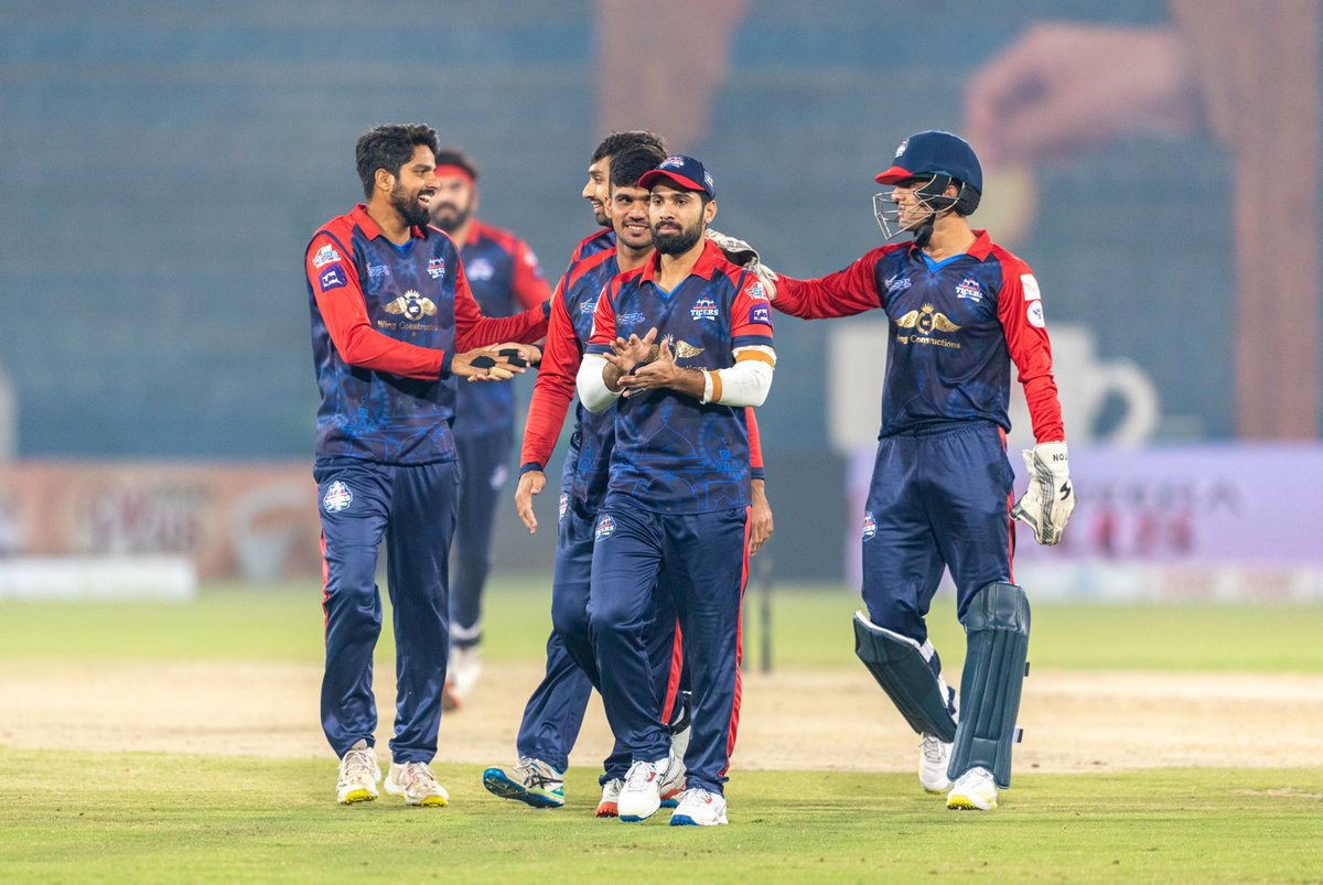 Cricwick's tweet photo. Mirpurkhas Tigers are in control ๐ช
Hyderabad Bahadurs are struggling at 75-6 at the halfway mark in the chase ๐
#SPLFinal #SindhPremierLeague https://t.co/WuuJ7JjxqE