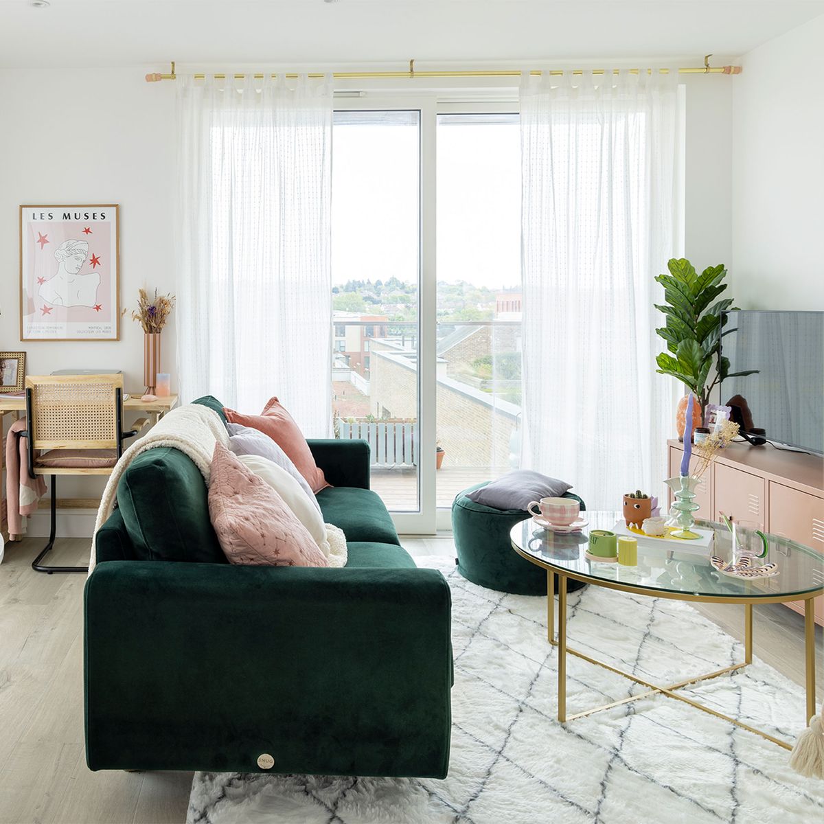 ‘I’ve used #LandlordFriendly hacks to make it my own!’ says this colour-happy #London #Renter. 🏠

Living in a #Rental can be limiting in terms of what you can and can’t do to the #Property in terms of #RentalDecoratingIdeas.

tinyurl.com/2f24czyf

#RentalFriendly #RentalDecor