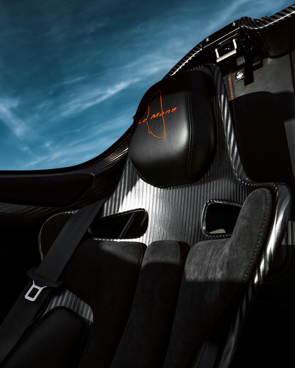 Koenigsegg Shows Off Its First Jesko Absolut Client Spec With An Exposed Carbon Body

The Jesko Absolut features a full KNC (Koenigsegg Naked Carbon) body with a ‘Spirit of Performance’ Ghost design intricately worked into the hardtop and sweeps stylishly over the back