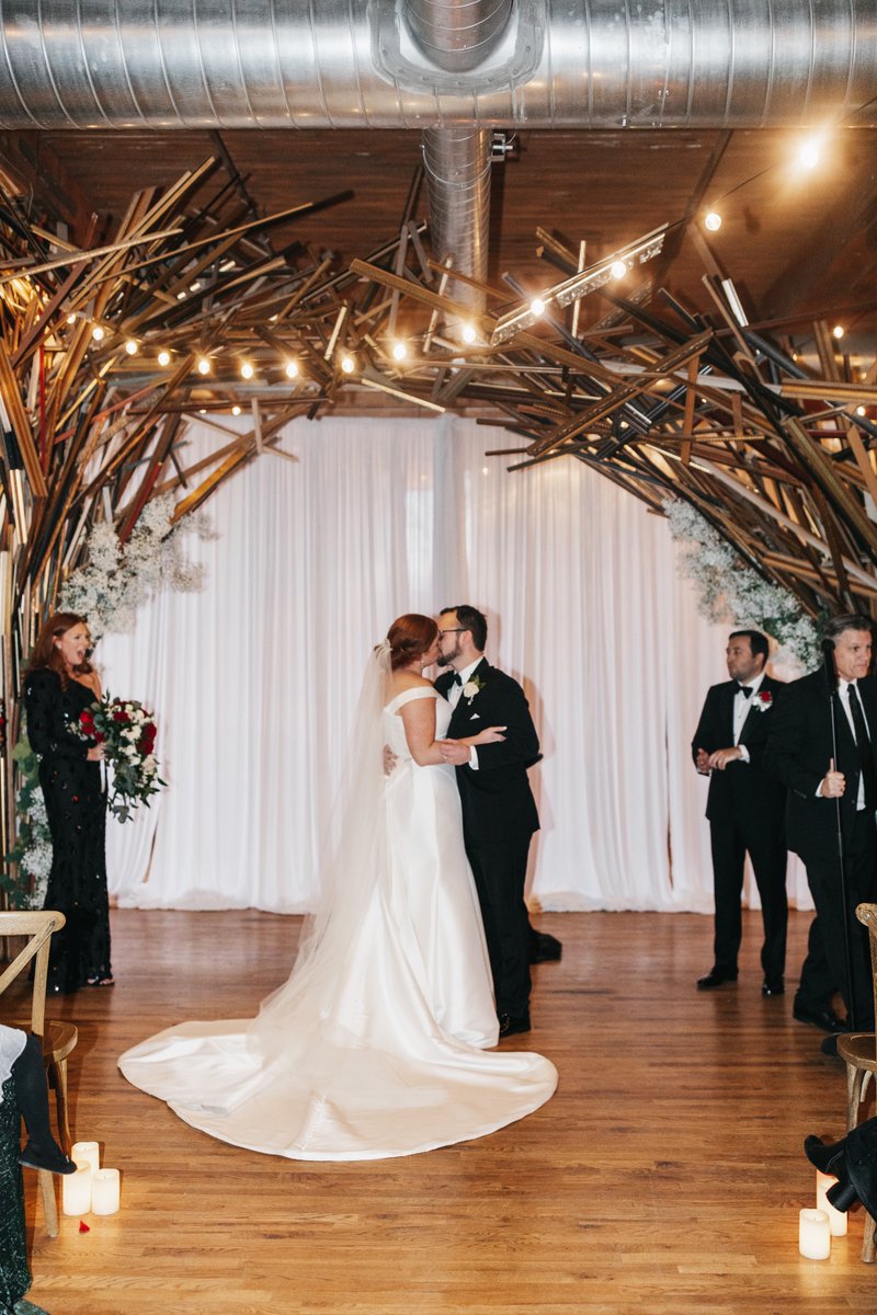 A moment in time, a lifetime of love 💕✨ 📸 Megan Magee photo #lacunaevents #lacunalofts #chicagoeventvenue #winterwedding #chicagowedding #weddingdesign #eventdecor