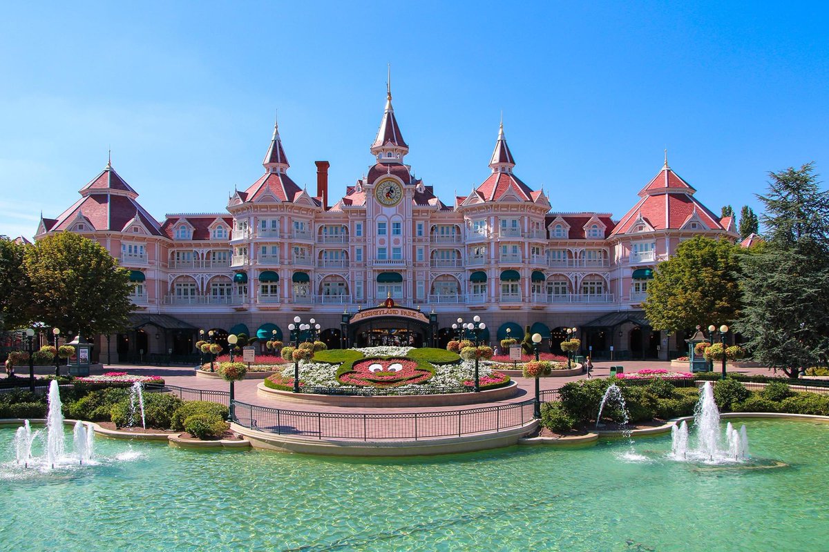 Man munkelt, dass das Disneyland Hotel mit einem weltbekannten französischen Koch, ein 3 Sterne Restaurant eröffnen wird. Weitere Infos folgen.

Fangt schon mal an zu sparen 😌

#disneylandparis
