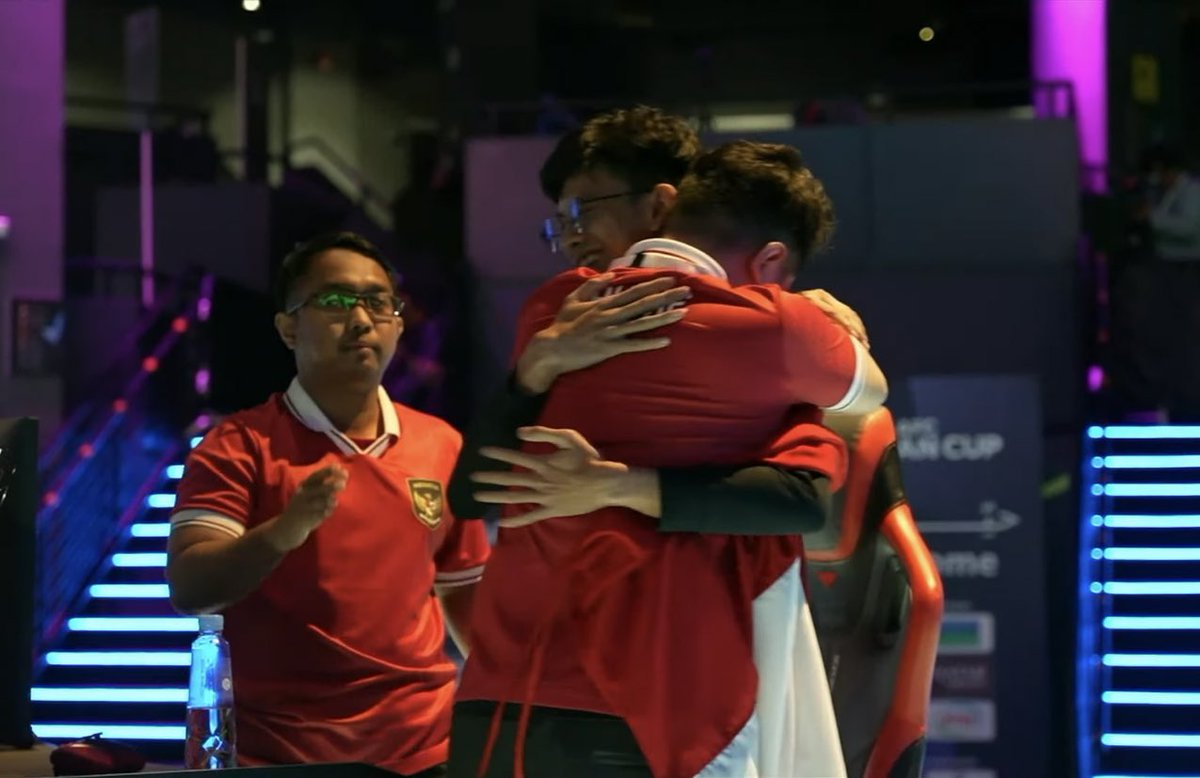 txtdrbekasi's tweet photo. Inilah hasil dari pendidikan sepak bola sejak dini.

Indonesia Juara 1 AFC e Asian Cup mengalahkan Jepang 🇮🇩🔥

#AFCeAsianCup 

From This :                     To This : https://t.co/YKW88ZgodJ