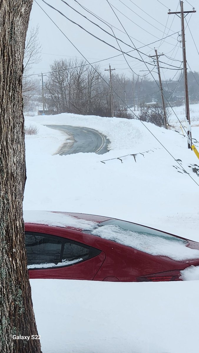 FirstPogMoThoin's tweet image. This is a two lane hwy 
On a regular day, that is
#NSStorm #NovaScotia #snowstorm #blah