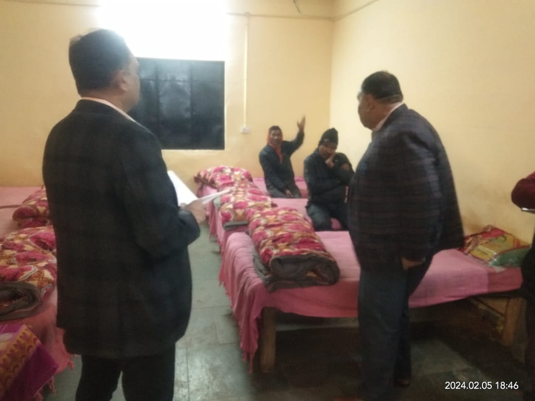 daynulmspn's tweet photo. In view of the cold, to protect the homeless and night travelers from the cold wave, today late night inspection of the Town Hall shelter home was done by the Municipal Commissioner Sir Shahjahanpur.
#Shelter #Shelterhome #Urbanhomeless #Duda https://t.co/k314fixE8P