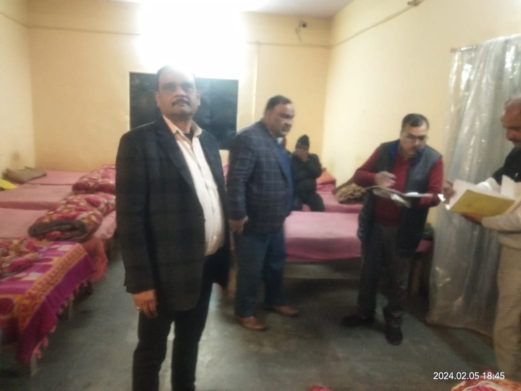 daynulmspn's tweet photo. In view of the cold, to protect the homeless and night travelers from the cold wave, today late night inspection of the Town Hall shelter home was done by the Municipal Commissioner Sir Shahjahanpur.
#Shelter #Shelterhome #Urbanhomeless #Duda https://t.co/k314fixE8P