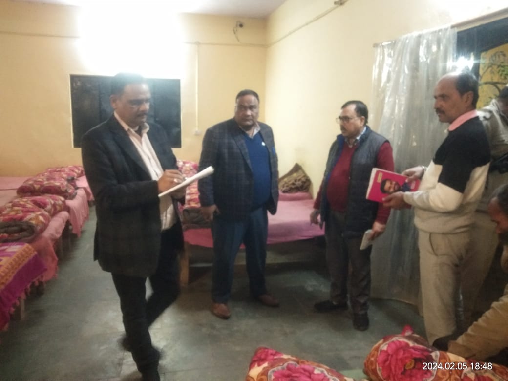 daynulmspn's tweet photo. In view of the cold, to protect the homeless and night travelers from the cold wave, today late night inspection of the Town Hall shelter home was done by the Municipal Commissioner Sir Shahjahanpur.
#Shelter #Shelterhome #Urbanhomeless #Duda https://t.co/k314fixE8P