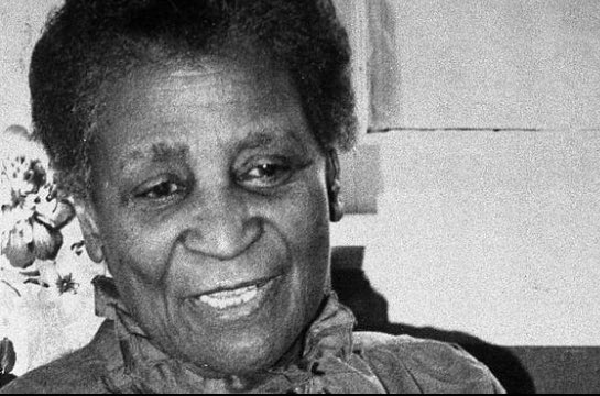 CraigBaird's tweet photo. It is #BlackHistoryMonth and I am looking at the history of Black Canadians in Canada. 

Today, it is the journalist and activist, Carrie Best!

Carrie Best was born in New Glasgow, Nova Scotia on March 4, 1903. Throughout her life, she dealt with racism in Nova Scotia.

In 1943, she attempted to see a movie in the downstairs seating area of the Roseland Theatre.
This theatre was well known in New Glasgow for forcing Black patrons to sit in the balcony. 

Arrested with her son, she fought the charges and challenged the legal justification of the theatre's segregation.  
The case was unsuccessful and Carrie had to pay damages to the theatre's owners. 

The experience motivated her to establish The Clarion, a newspaper to advocate for Black Canadians in Nova Scotia, expose racism and explore the lives of Black Canadians in the province.

This was one of Nova Scotia's first black-owned newspaper & it became an important voice in challenging racial segregation in Nova Scotia. 
The masthead said "Published in the Interest of Colored Nova Scotians".

Best travelled to Halifax to seek advertisers and met a white storeowner named Manuel Zive, to whom she said she "wanted to have something to say about racial understanding, because things were not good", and he replied that "You are just a small voice crying in the wilderness – but keep on crying". He then gave her a cheque.

The 1st edition of her paper broke the story of Viola Desmond, who also challenged the segregation of the Roseland Theatre in 1946.

Viola had also bought a ticket for the main floor, but when she sat there she was forcefully removed from the theatre and charged with tax evasion because of the one cent difference in price between the main floor and balcony seat prices.

The Clarion covered Viola’s case as it went to court extensively, typically on the front page. The case became a milestone human rights case in Canada.

In 1952, Carrie started The Quiet Corner, a radio show, which aired until 1964, which also advocated for Black Canadians in the province. From 1968-1975, she was a columnist for The Pictou Advocate. 

The work of Carrie inspired her son, James, who went on to become a union activist, senior public servant and high commissioner to Trinidad and Tobago. 
In 1974, Carrie was awarded the Order of Canada. 
Three years later, she published her autobiography The Lonesome Road. 

Carrie passed away on July 24, 2001 at the age of 98.
One year later she was awarded the Order of Nova Scotia. 
A stamp was issued to honour her life in 2011. In 2021, she was featured in a Google Doodle.

If you enjoy my Canadian history content, you can support my work with a donation at https://t.co/u12Dmz8vKv

****

C'est le #BlackHistoryMonth et je regarde l'histoire des Canadiens noirs au Canada.

Aujourd'hui, c'est la journaliste et activiste Carrie Best !

Carrie Best est née à New Glasgow, en Nouvelle-Écosse, le 4 mars 1903. Tout au long de sa vie, elle a été confrontée au racisme en Nouvelle-Écosse.

En 1943, elle tenta de voir un film dans le coin salon du rez-de-chaussée du Roseland Theatre.
Ce théâtre était bien connu à New Glasgow pour obliger les clients noirs à s'asseoir sur le balcon.

Arrêtée avec son fils, elle combat les accusations et conteste la justification légale de la ségrégation du théâtre.
L'affaire n'a pas abouti et Carrie a dû payer des dommages et intérêts aux propriétaires du théâtre.

Cette expérience l'a motivée à créer The Clarion, un journal visant à défendre les intérêts des Canadiens noirs de la Nouvelle-Écosse, à dénoncer le racisme et à explorer la vie des Canadiens noirs de la province.

Ce fut l'un des premiers journaux appartenant à des Noirs de la Nouvelle-Écosse et il est devenu une voix importante dans la lutte contre la ségrégation raciale en Nouvelle-Écosse.
L'en-tête disait « Publié dans l'intérêt des Néo-Écossais de couleur ».

Best s'est rendue à Halifax pour chercher des annonceurs et a rencontré un commerçant blanc nommé Manuel Zive, à qui elle a dit qu'elle « voulait avoir quelque chose à dire sur la compréhension raciale, parce que les choses n'allaient pas bien », et il a répondu : « Vous n'êtes qu'une petite voix ». pleurer dans le désert – mais continue de pleurer". Il lui a alors remis un chèque.

La première édition de son article raconte l'histoire de Viola Desmond, qui a également contesté la ségrégation du Roseland Theatre en 1946.

Viola avait également acheté un billet pour le rez-de-chaussée, mais lorsqu'elle était assise là, elle a été expulsée de force du théâtre et accusée d'évasion fiscale en raison de la différence de prix d'un cent entre le prix des sièges au rez-de-chaussée et au balcon.

Le Clarion a largement couvert le cas de Viola lors de son procès, généralement en première page. Cette affaire est devenue une affaire marquante en matière de droits de la personne au Canada.

En 1952, Carrie a lancé The Quiet Corner, une émission de radio diffusée jusqu'en 1964, qui défendait également les intérêts des Canadiens noirs de la province. De 1968 à 1975, elle a été chroniqueuse pour The Pictou Advocate.

Le travail de Carrie a inspiré son fils, James, qui est devenu militant syndical, haut fonctionnaire et haut-commissaire à Trinité-et-Tobago.
En 1974, Carrie a reçu l'Ordre du Canada.
Trois ans plus tard, elle publie son autobiographie The Lonesome Road.

Carrie est décédée le 24 juillet 2001 à l'âge de 98 ans.
Un an plus tard, elle reçut l'Ordre de la Nouvelle-Écosse.
Un timbre a été émis pour honorer sa vie en 2011. En 2021, elle a été présentée dans un Google Doodle.

Si vous appréciez mon contenu sur l'histoire canadienne, vous pouvez soutenir mon travail avec un don à https://t.co/u12Dmz8vKv