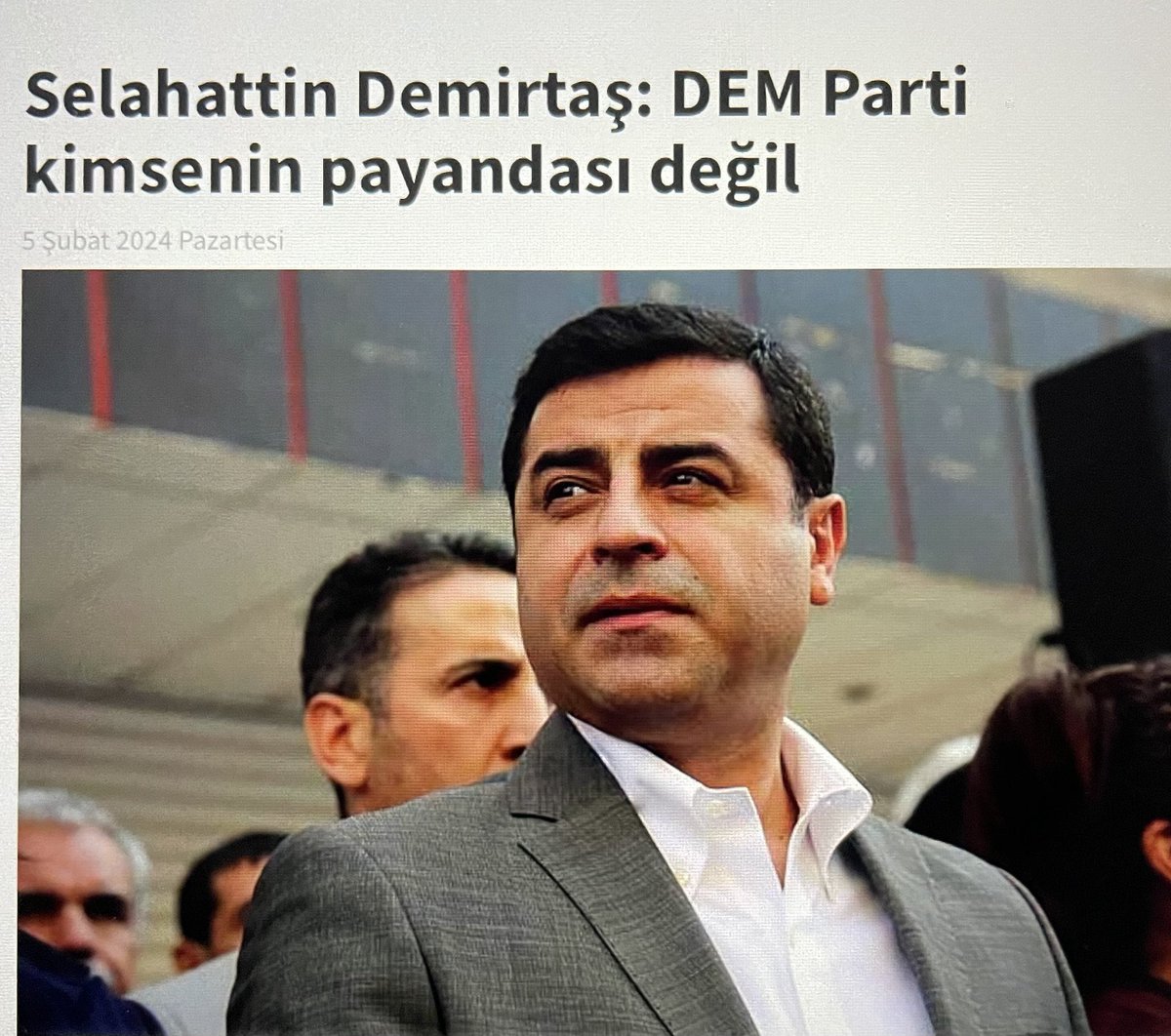 sonceneviz's tweet photo. Kimse seçmenin aklıyla dalga geçmesin! İstanbul ve Ankara da kazanma ihtimaliniz sıfır olmasına rağmen neden aday çıkardığınızı çok iyi biliyoruz! Vay efendim demokratik hakkımız masallarını geçin, sizin karşınızda çocuk yok! Aynı hareketi açılım sürecinde yaptınız. Defalarca toplantı yaptığınız akp ile neler görüştüğünüzü halen bilmiyoruz. Akp’nin payandası olmuşsun bize masal anlatma!