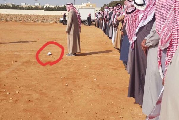 كل هذه الجموع للصلاة على طفل صغير بحجم الكف لأنه مسلم ...

ما أكرم #المسلم ...