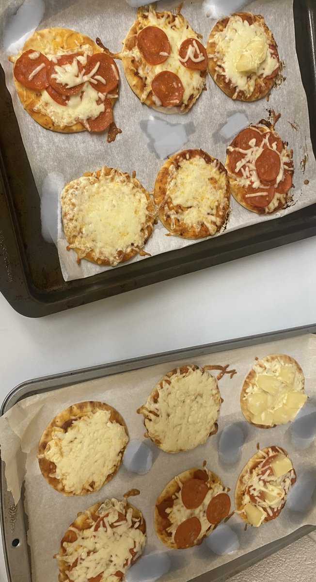 Ss held a "make your own pizza" party &amp; used the process of Math Modelling to make it happen. What do we need to know, in order to plan? What can we assume? How might we organize and represent our thinking? How can this data inform our planning? <a href="/GEDSB/">Grand Erie District School Board</a> #GEMAAP #learnleadinspire