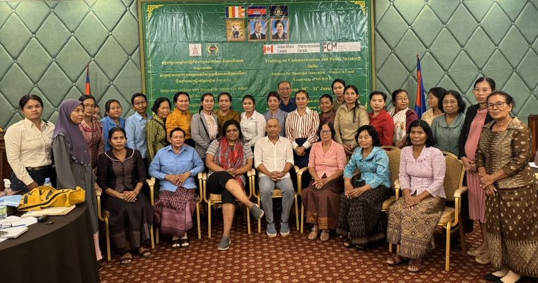 ReseauFCM's tweet photo. Myriam Montrat @MMontrat, DG de Partenariats de Croissance Économique Durable de @AMC_corporatif a participé à une formation @ReseauFCM #PMIFPL sur la communication et la prise de parole en public de 33 conseillères cambodgiennes. Alors que nous marquons #IDW2024, @ReseauFCM célèbre les progrès accomplis dans le renforcement du leadership des femmes au niveau local et dans la mise en place de communautés résilientes et inclusives pour le développement durable. #ODD