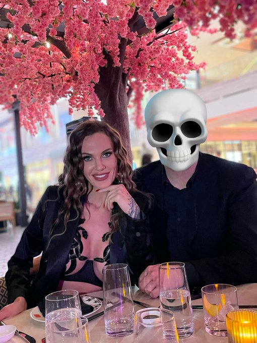 I let my sub come to dinner with me &amp; some friends and guess which bitch paid the whole bill? 👉🏼💀 https://t<a href="/tag/realloyalfans"class="tags"><span>#realloyalfans</span></a>