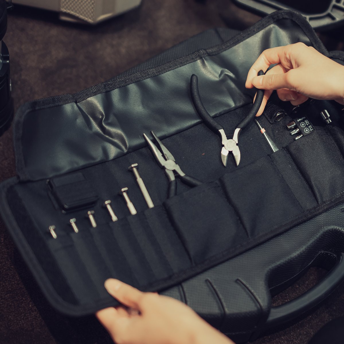 Logomark's tweet image. This Spectacular 27-Piece Precision Tool Set is compact and versatile. All neatly organized in a sleek black case with an outer zippered pocket and handle. bit.ly/3Rn4hPr #toolset #logomark