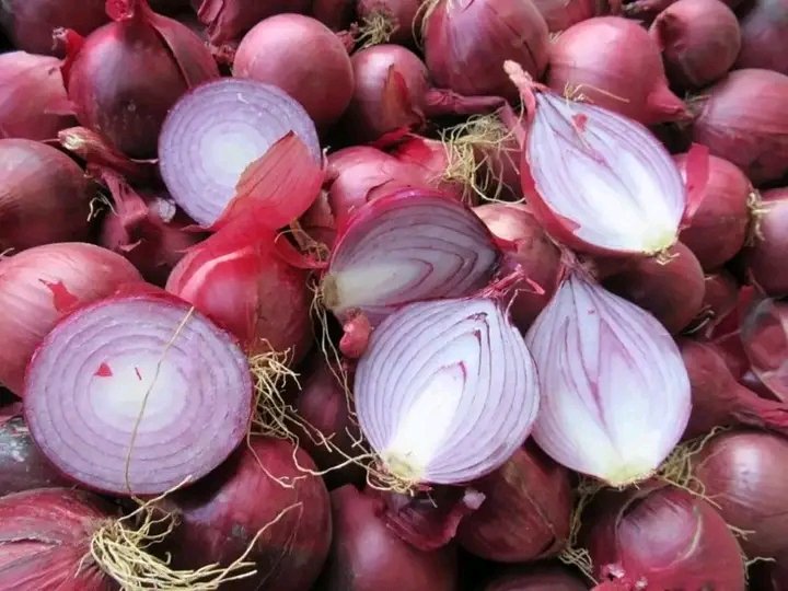 DrDennisOuma's tweet photo. -FOOD THAT FIGHT BLOOD CLOTS.

-Food that may discourage Blood clots.

√ Garlic √Onions √ Hot peppers √Black mushrooms √Ginger and Cloves.√ Vegetables √ Olive Oil √Sea food √Tea √Red wine( moderate amounts).

~ Food that Encourage Blood clots:

√ High - fat Foods.√ Excessive Alcohol.

~ How food can control blood clotting. 

~ Studies show that the way your blood clot is probably the simple greatest determinant of whether you suffer a heart attack,a stroke or blood vessel damage.

~Experts now know that thrombotic factors- how the blood flows,its viscosity, its stickiness, the tendency for clots to form and enlarge are key in determine all these cases of heart attack,stroke,or blood vessel damage.

~Diet has great influence on blood- clotting factors,evidence suggests that major influence of diet on heart diseases has more to do with blood clotting factors than with blood cholesterol.

~A French researcher indicated that  preventing blood clots can sharply cut your chances of heart attack within a year,whereas it takes longer to reduce heart attack risk by reducing cholesterol, However ,many foods,such as onions and garlic ,do both,so you get double benefits.

~ It is now  accepted that blood clot is the immediate cause of 80 to 90 % of heart attacks as well as strokes.
~ Several factors ,strongly affected by diet,are critical to whether or not you form clots.  

-One is how prone your platelets- the smallest of blood vessels - are to aggregate or clump together,enabling them to form clots and better cling to vessel walls.

~Another factor : Blood fibrinogen,a protein that is raw material for clot formation.High circulating levels of fibrinogen are prime predictors of heart disease and stroke.

~ Also crucial is your Fibrinolytic system which breaks up and dissolves unwanted and dangerous clots.

-The vigor of this clot dissolving activity along with fibrinogen levels  is the  number one  determinant of heart disease.

 -Anticoagulants-

~Surgeons advice  to avoid heavy doses of ginger,garlic,fatty fish like Salmon,sardines before operation.

- The truth is that these foods are  Anticoagulants that retard blood- clotting-  by blocking  a substance called Thromboxane  that clamps down on platelet clumping or aggregation ,a crucial step in clot formation.