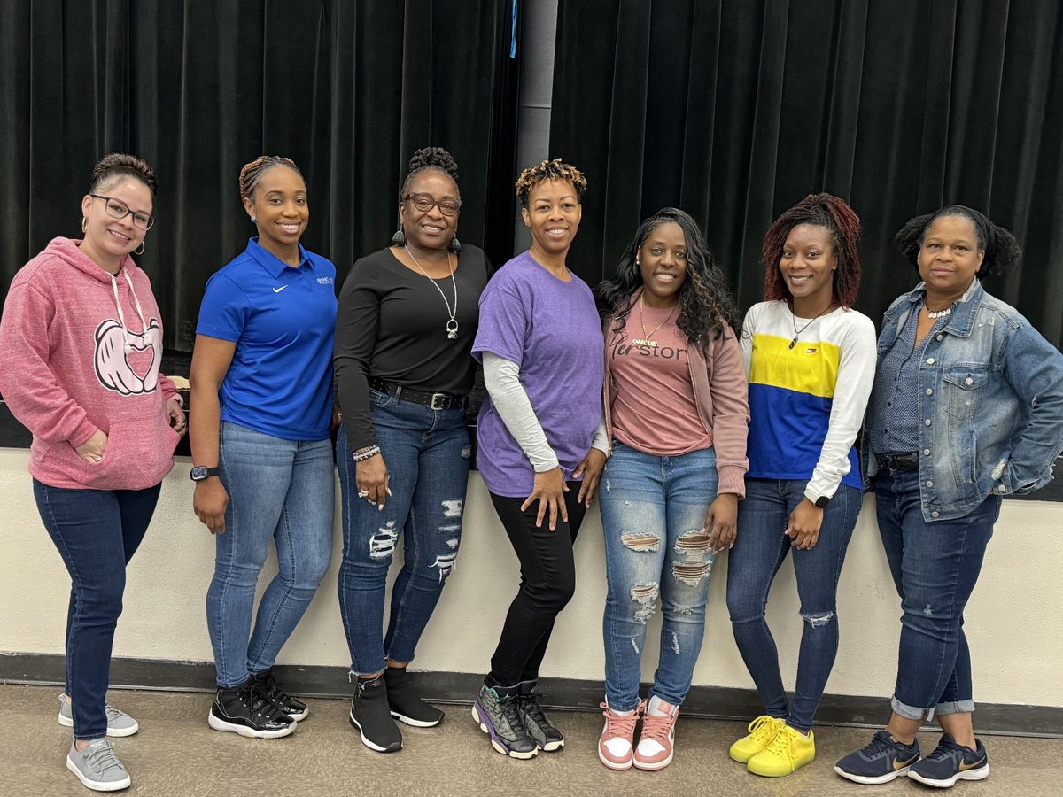 GiuntaMS_HCPS's tweet photo. Saturday Candles &amp; Conversation, Deputy Shepherd and her Mentoring program, Diamond Divas.
The purpose is to educate, empower, and cultivate a safe space while building sisterhood amongst our young girls. @MrYong89139272 @TransformHCPS https://t.co/EG4bP08qyr