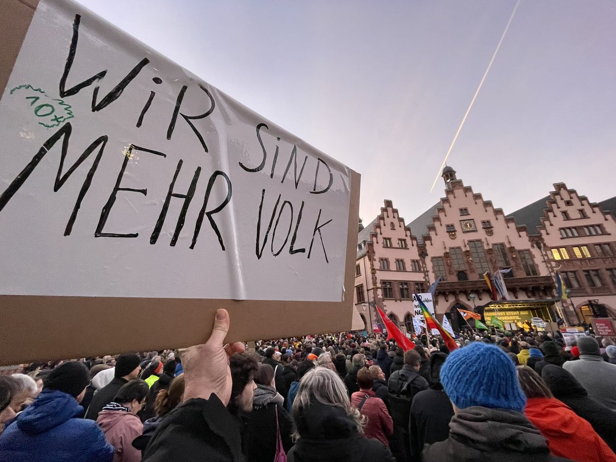 HeikoNickel's tweet photo. Aktuell in #Frankfurt für die #Demokratie auf dem #Römerberg  denn
#niewiederistjetzt #niemalsvergessen #Nichtmituns und der sicheren Erkenntnis  #Wirsindmehr https://t.co/a183JjCKIe